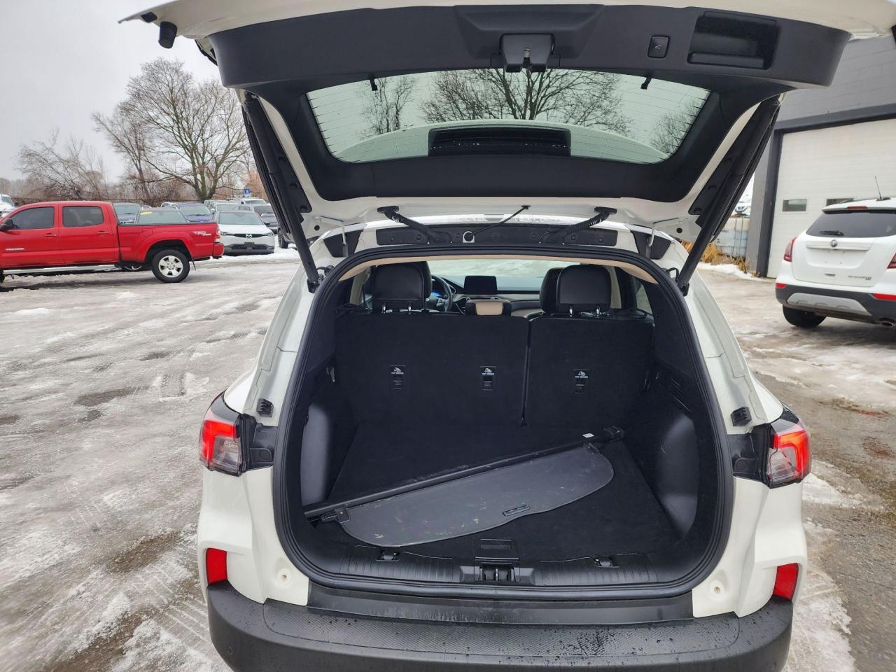 2020 Ford Escape Titanium Hybrid l Clean Carfax l AWD l Reliable