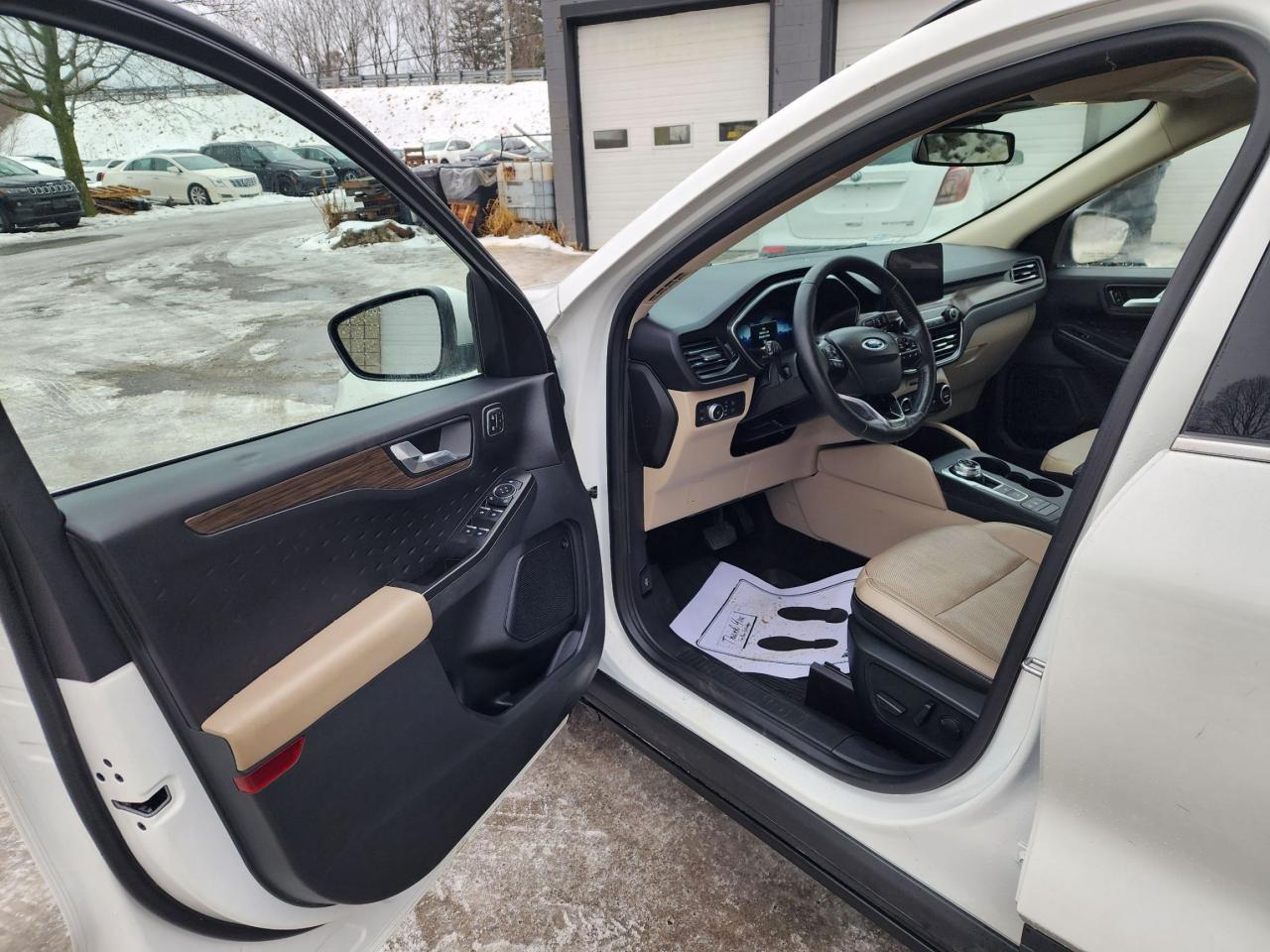 2020 Ford Escape Titanium Hybrid l Clean Carfax l AWD l Reliable