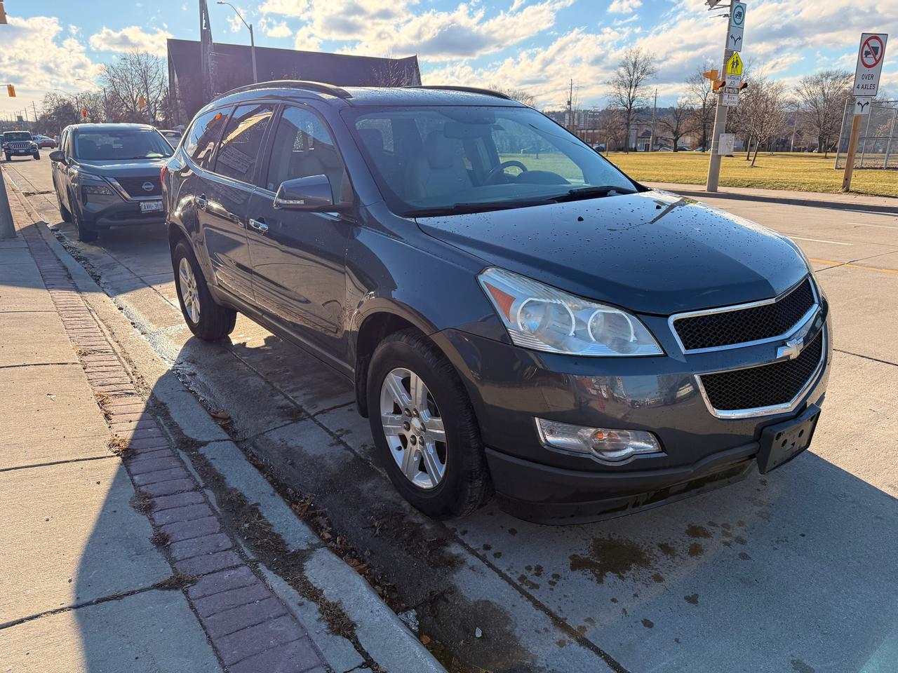 2011 Chevrolet Traverse AWD 4dr 2LT Photo4