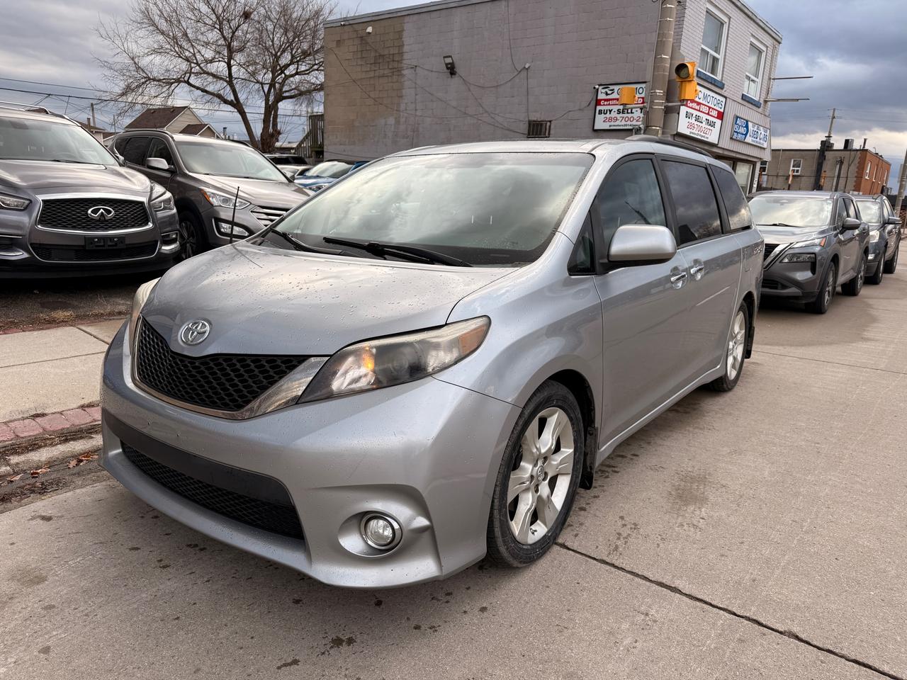 2013 Toyota Sienna 5DR V6 SE 8-PASS FWD Photo