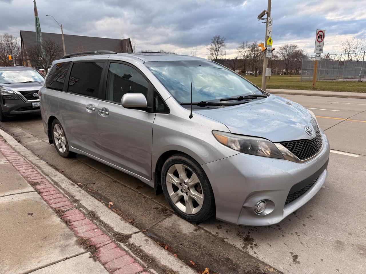2013 Toyota Sienna 5DR V6 SE 8-PASS FWD Photo