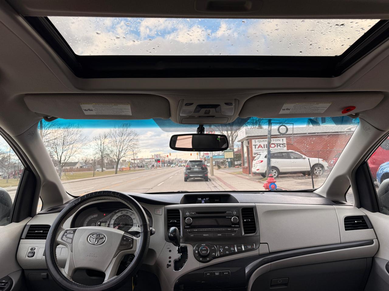 2013 Toyota Sienna 5DR V6 SE 8-PASS FWD Photo