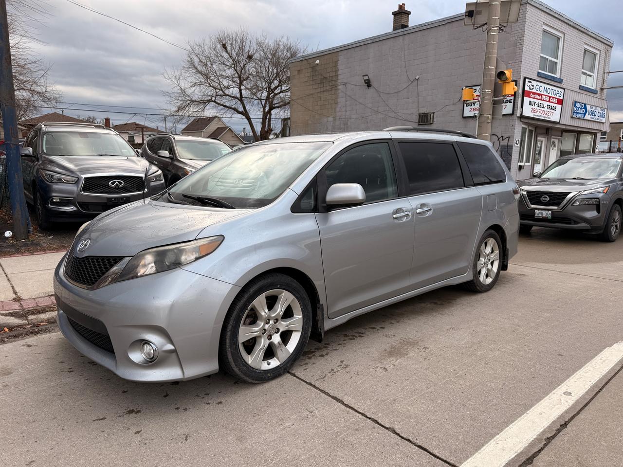 2013 Toyota Sienna 5DR V6 SE 8-PASS FWD Photo