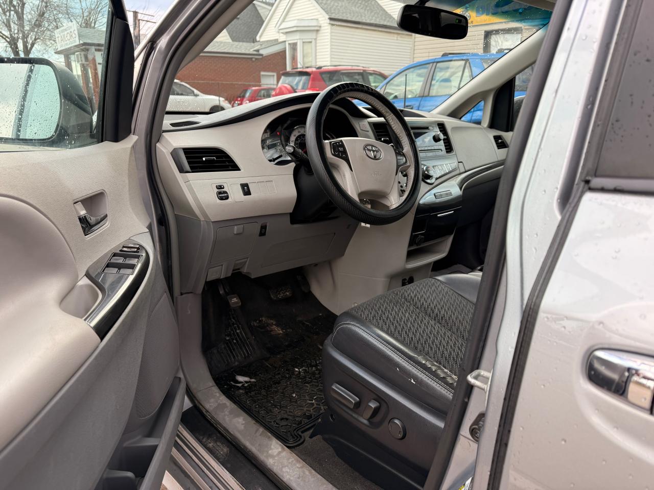 2013 Toyota Sienna 5DR V6 SE 8-PASS FWD Photo