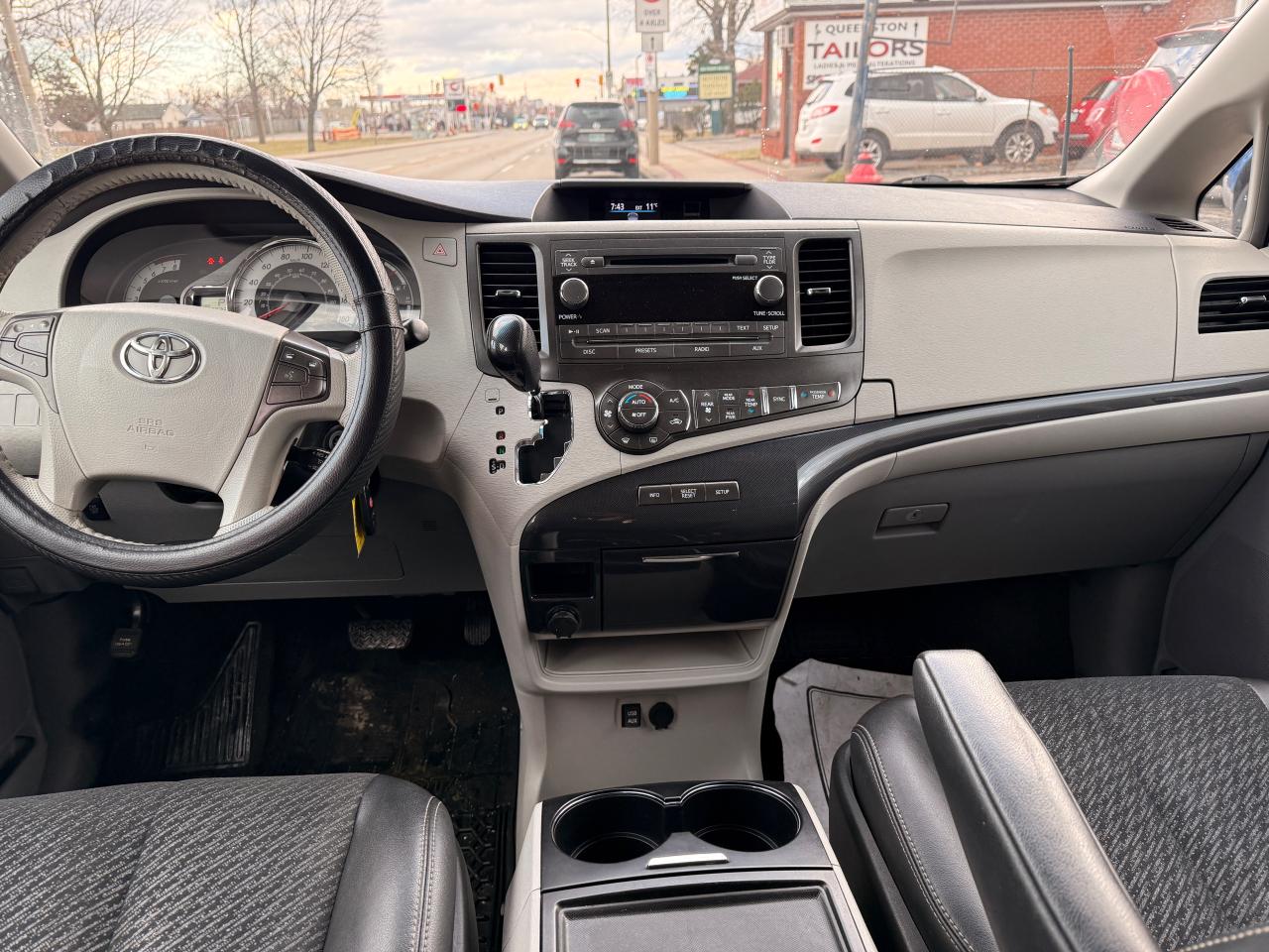 2013 Toyota Sienna 5DR V6 SE 8-PASS FWD Photo