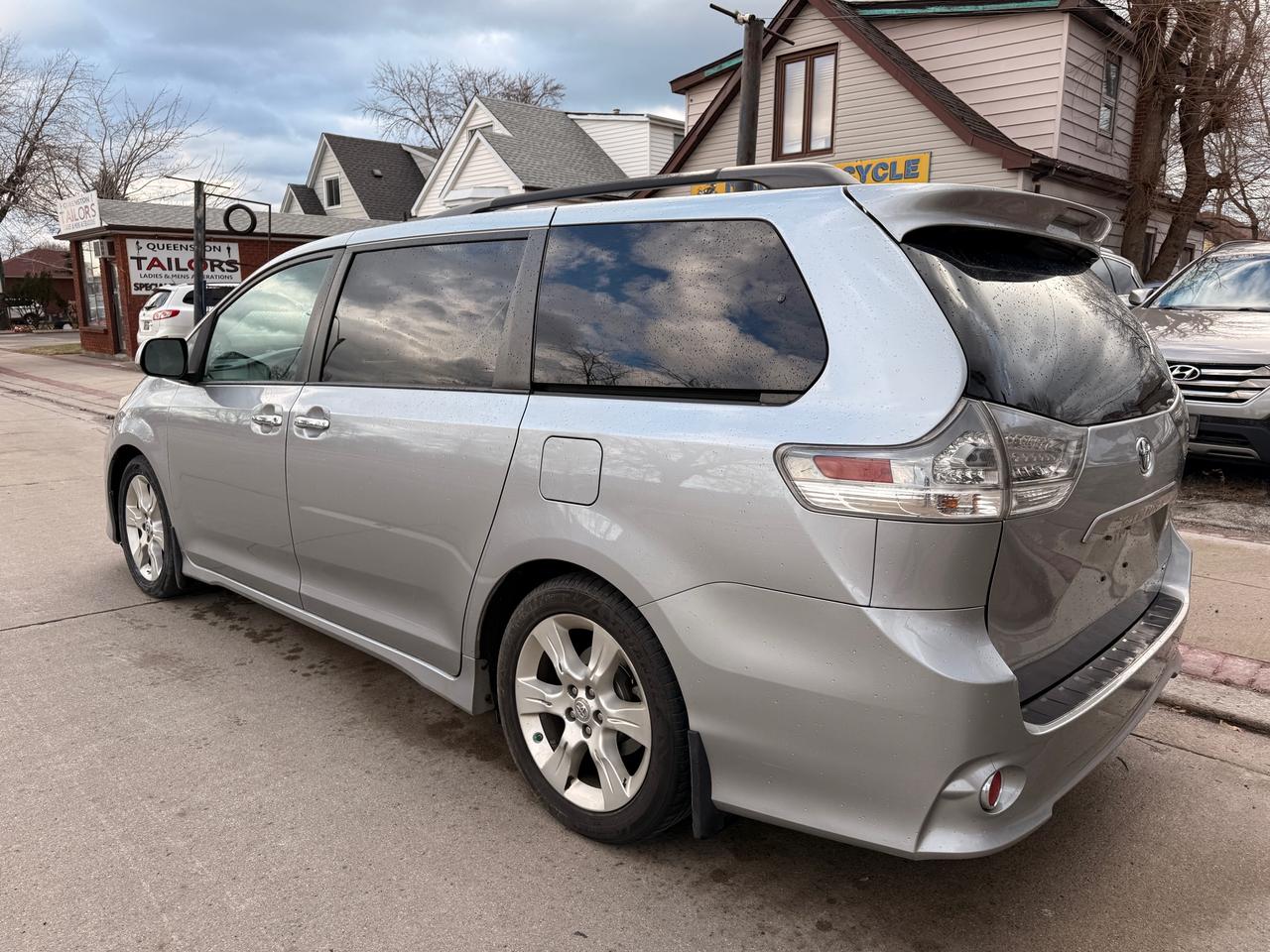 2013 Toyota Sienna 5DR V6 SE 8-PASS FWD Photo