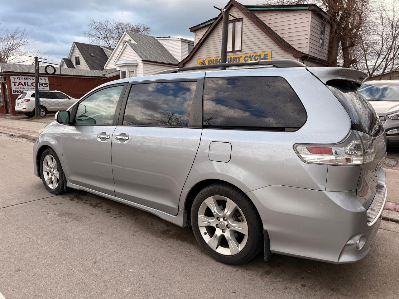 2013 Toyota Sienna 5DR V6 SE 8-PASS FWD Photo