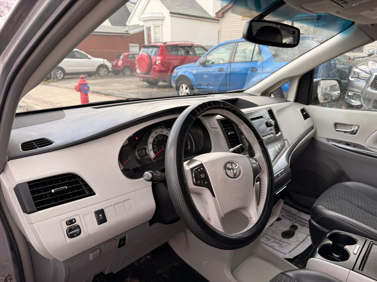 2013 Toyota Sienna 5DR V6 SE 8-PASS FWD Photo