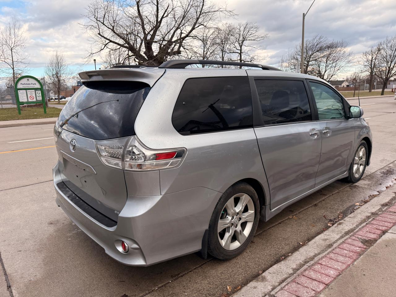 2013 Toyota Sienna 5DR V6 SE 8-PASS FWD Photo