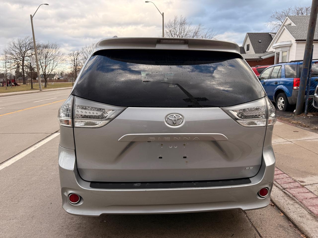 2013 Toyota Sienna 5DR V6 SE 8-PASS FWD Photo