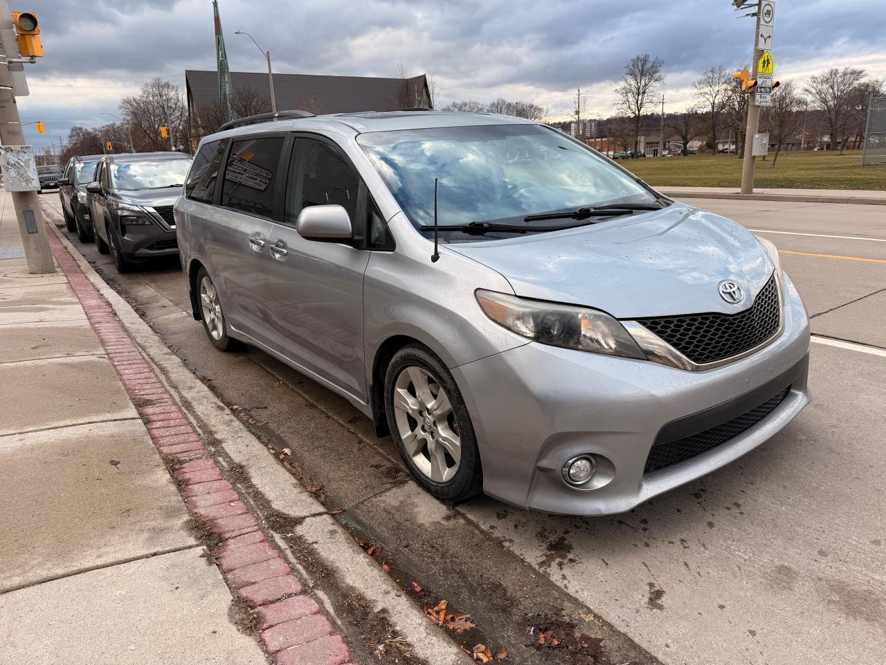 2013 Toyota Sienna 5DR V6 SE 8-PASS FWD Photo