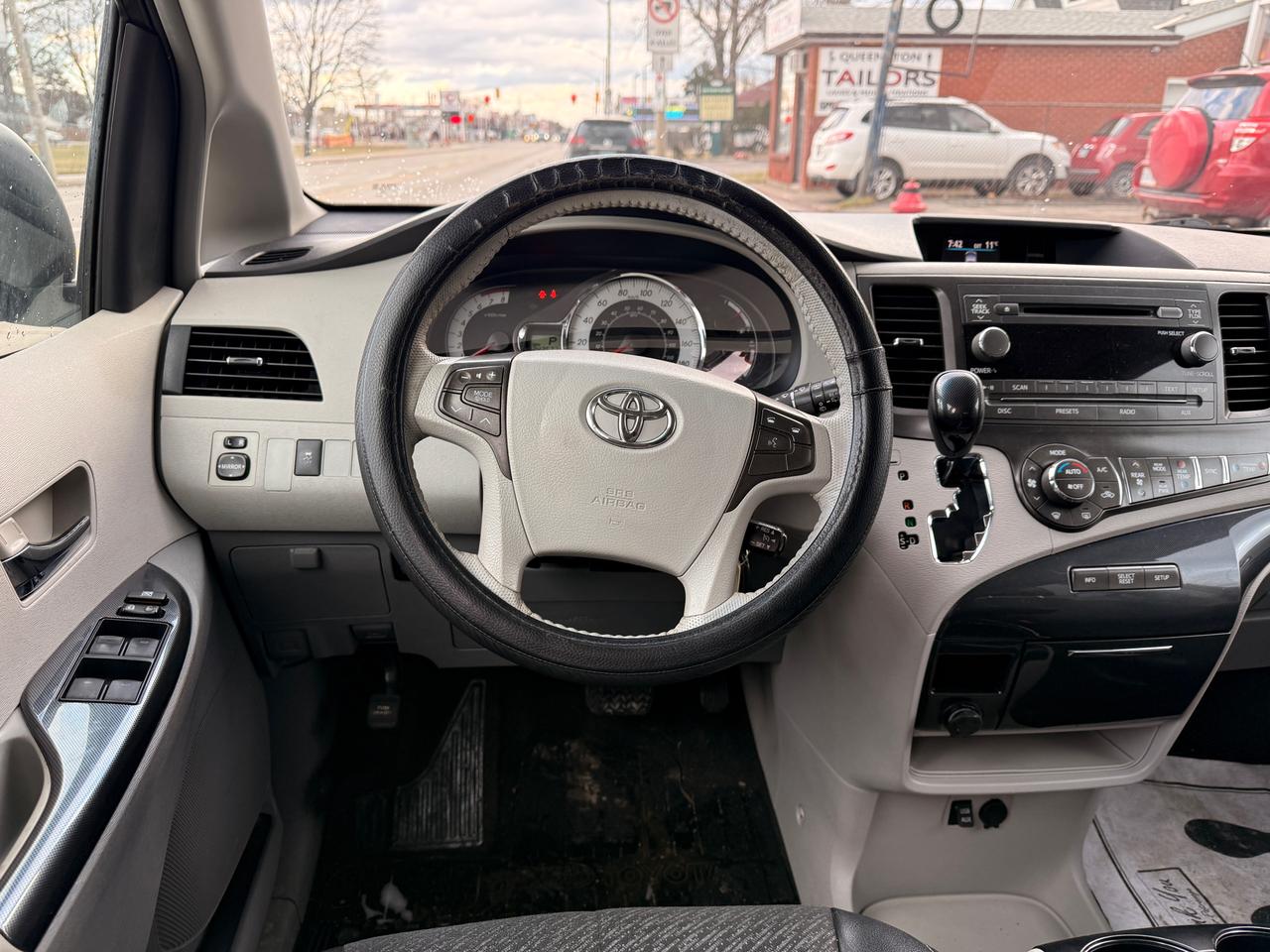 2013 Toyota Sienna 5DR V6 SE 8-PASS FWD Photo