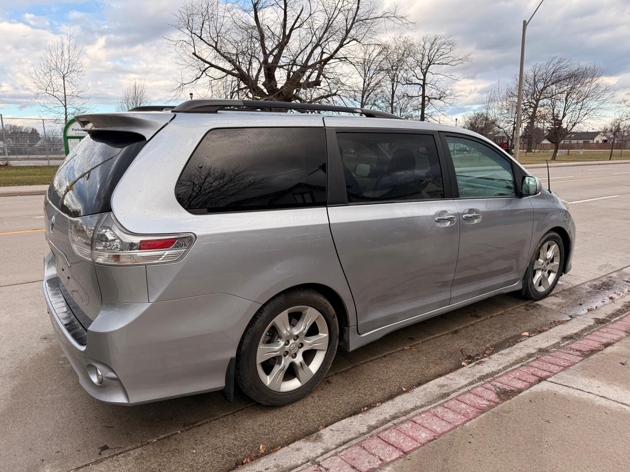 2013 Toyota Sienna 5DR V6 SE 8-PASS FWD Photo