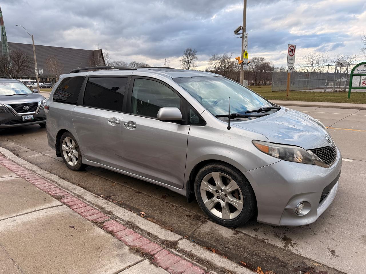 2013 Toyota Sienna 5DR V6 SE 8-PASS FWD Photo