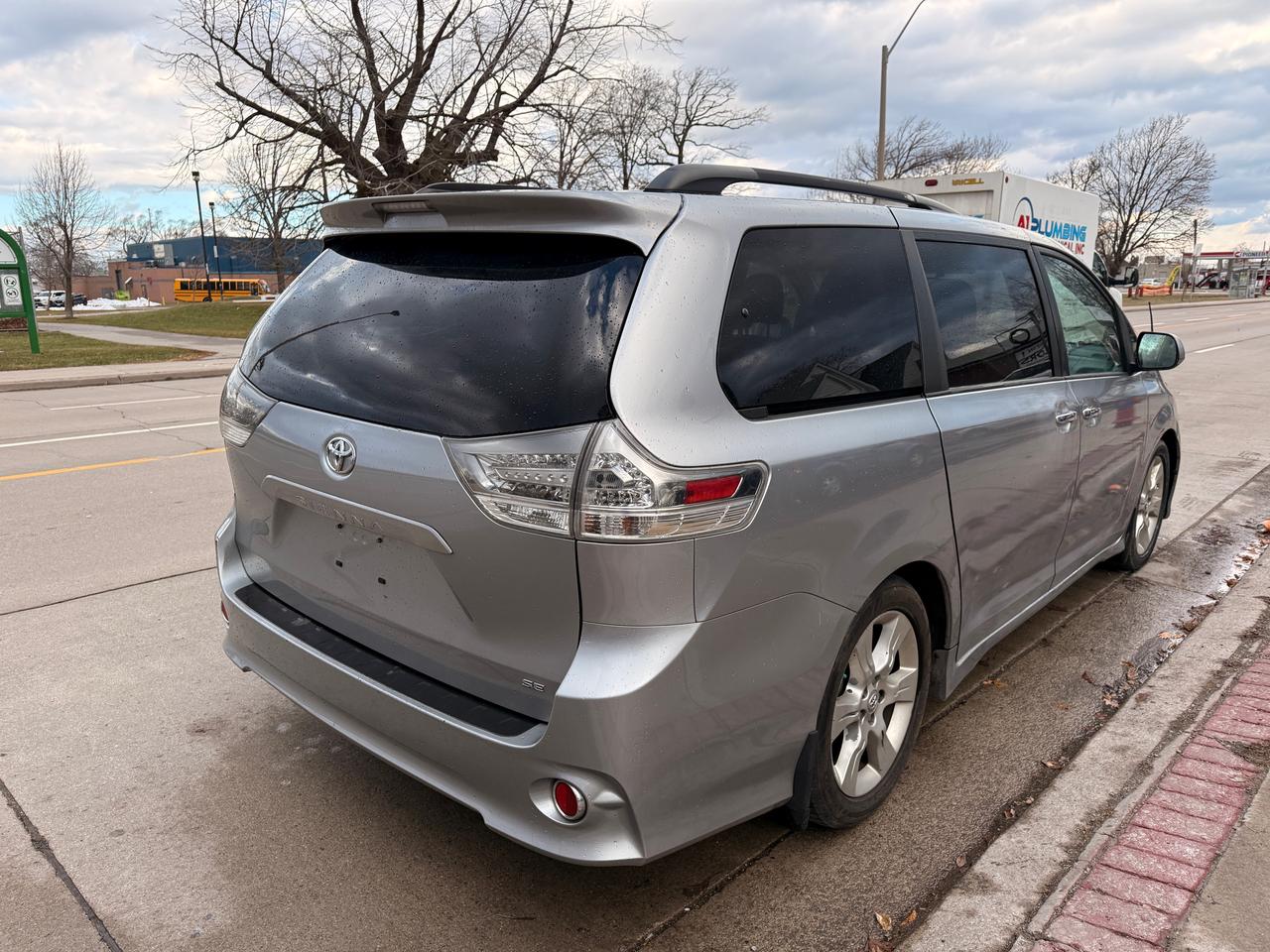 2013 Toyota Sienna 5DR V6 SE 8-PASS FWD Photo