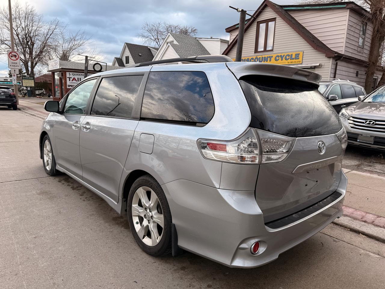 2013 Toyota Sienna 5DR V6 SE 8-PASS FWD Photo