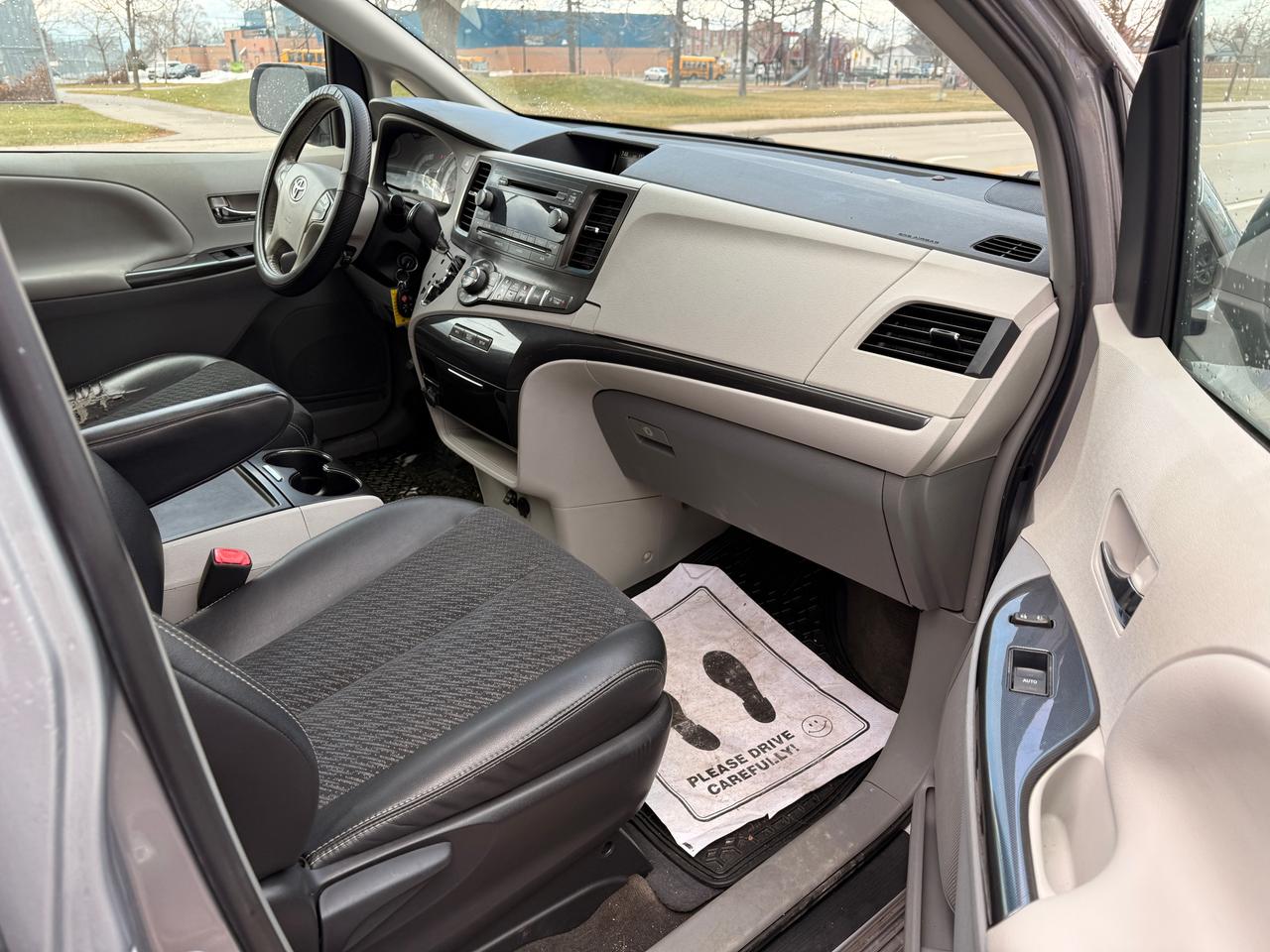 2013 Toyota Sienna 5DR V6 SE 8-PASS FWD Photo