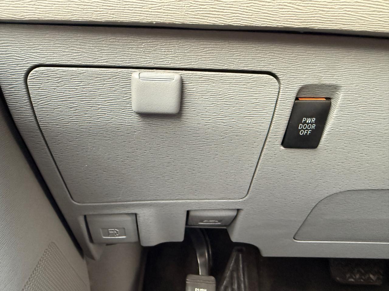 2013 Toyota Sienna 5DR V6 SE 8-PASS FWD Photo