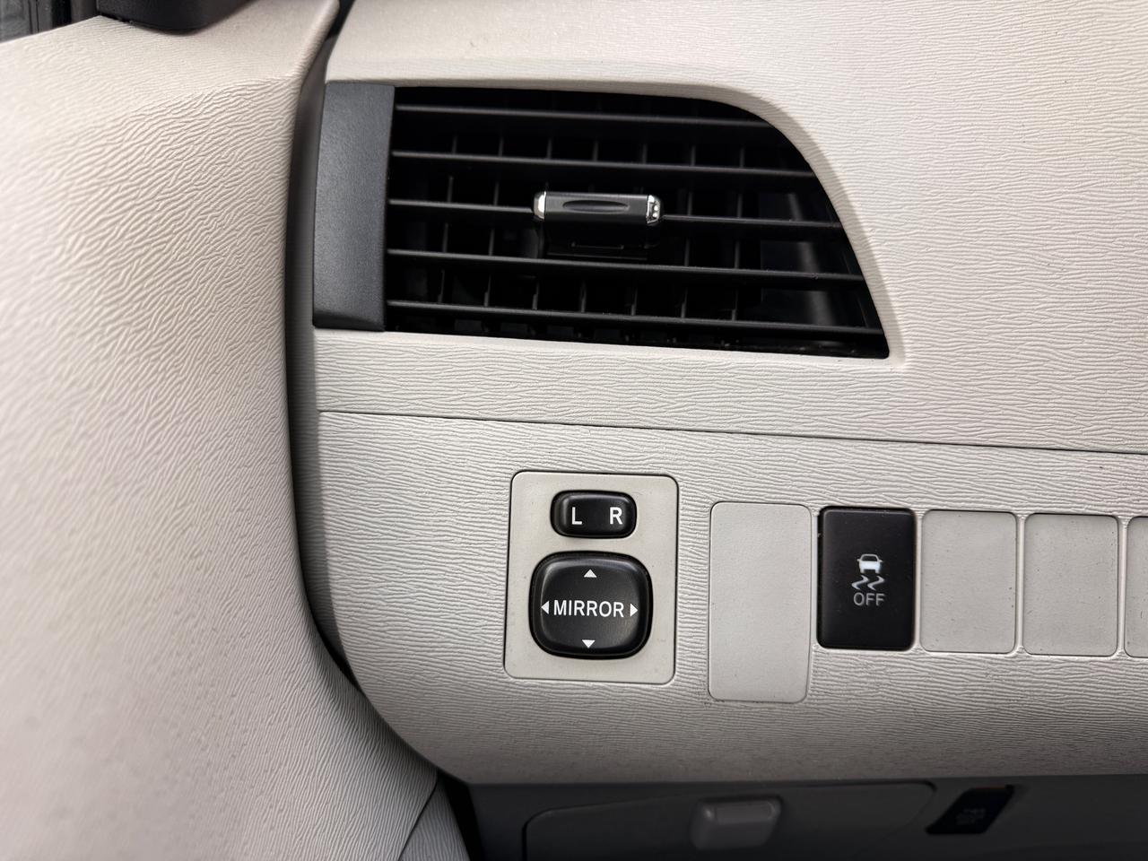 2013 Toyota Sienna 5DR V6 SE 8-PASS FWD Photo