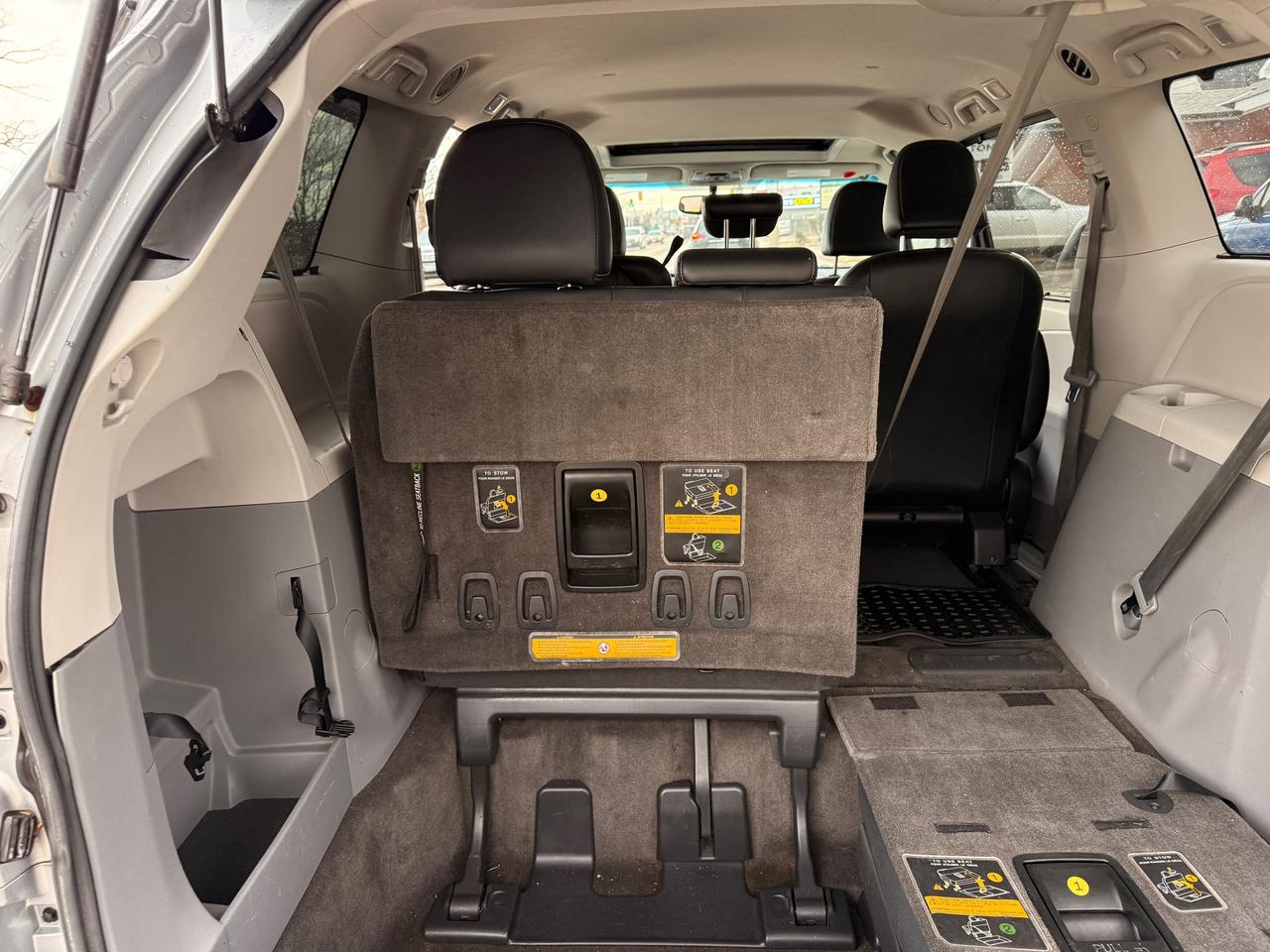 2013 Toyota Sienna 5DR V6 SE 8-PASS FWD Photo