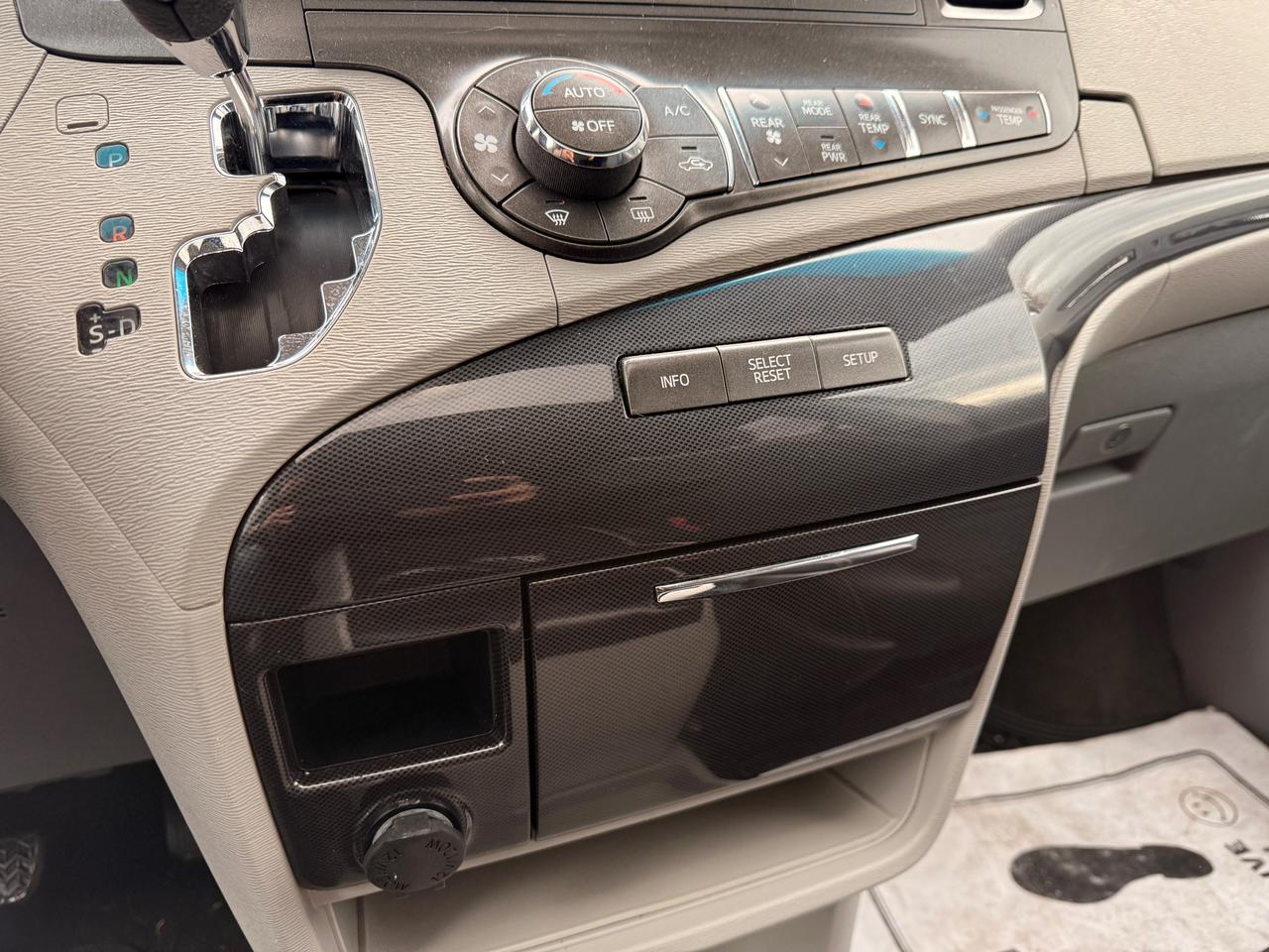 2013 Toyota Sienna 5DR V6 SE 8-PASS FWD Photo