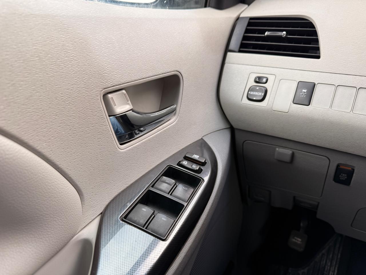 2013 Toyota Sienna 5DR V6 SE 8-PASS FWD Photo