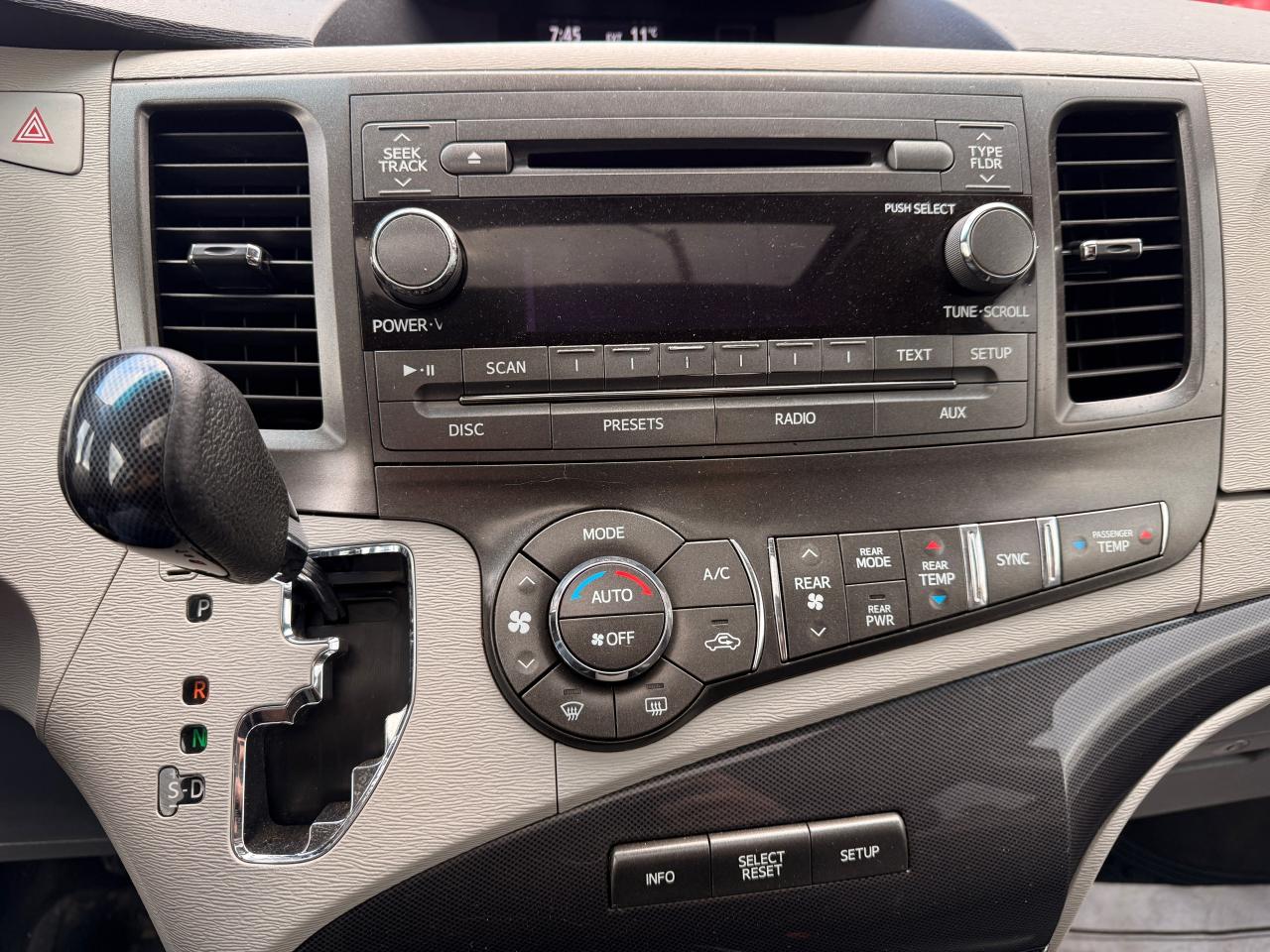 2013 Toyota Sienna 5DR V6 SE 8-PASS FWD Photo