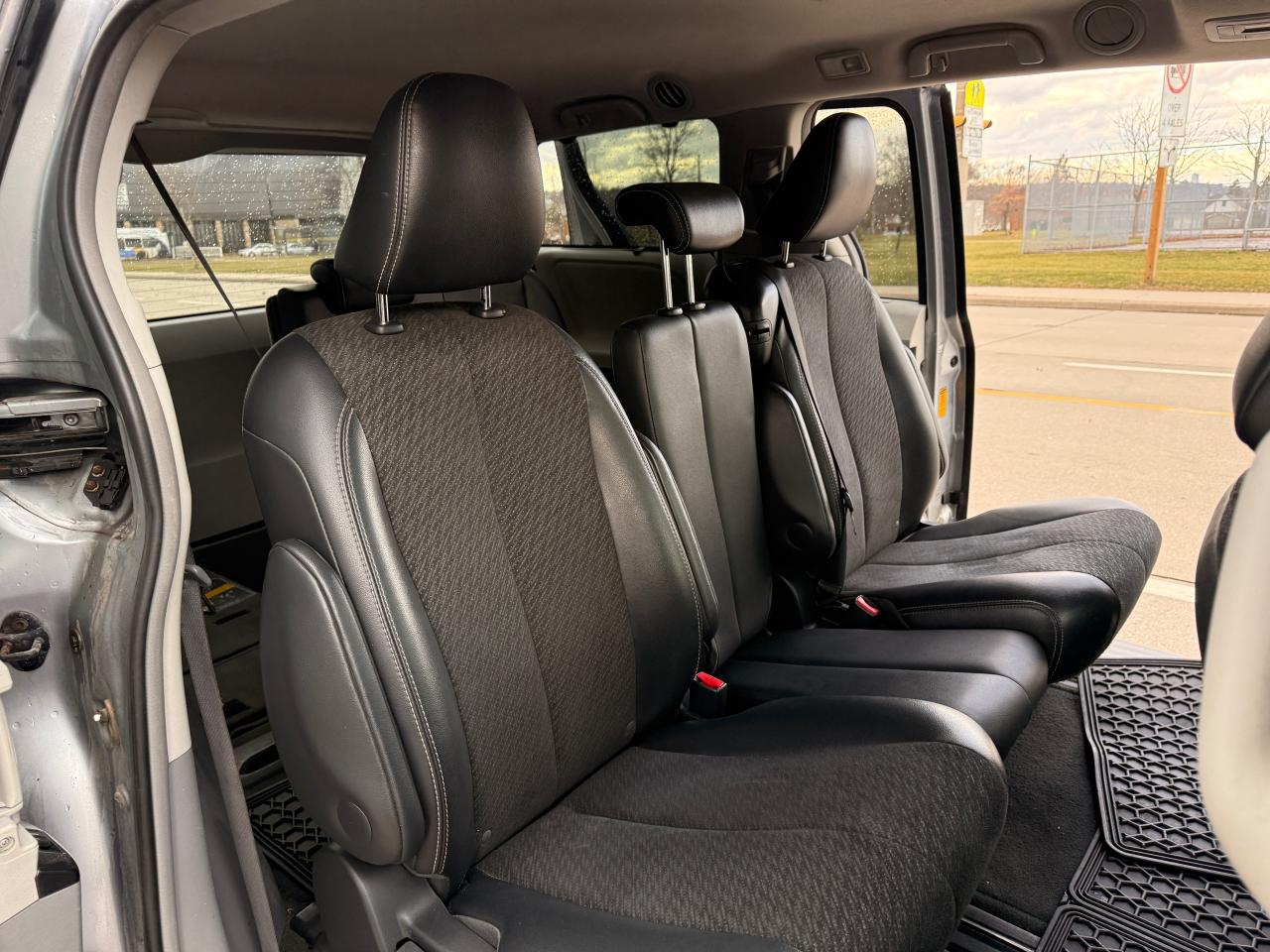 2013 Toyota Sienna 5DR V6 SE 8-PASS FWD Photo