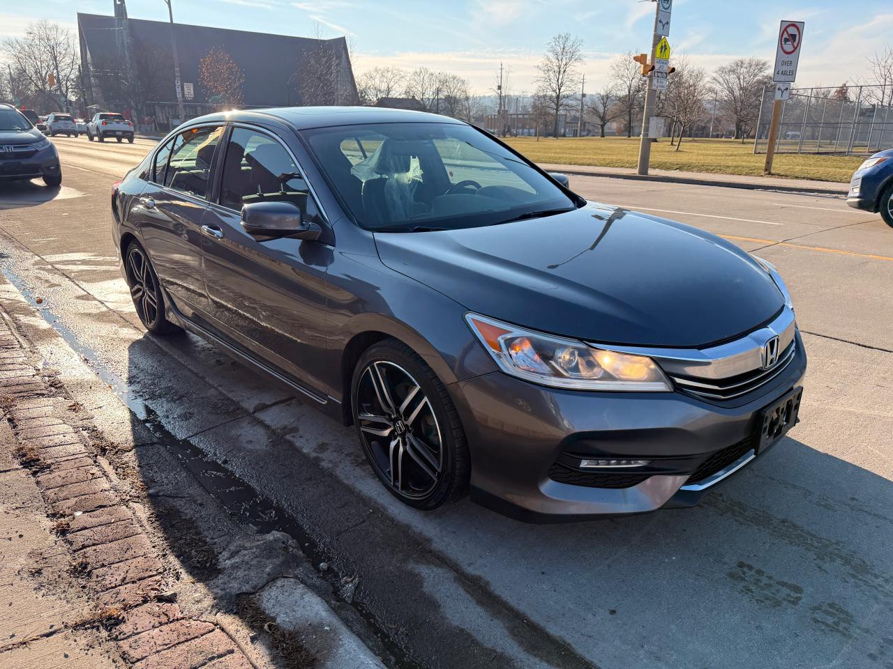 2017 Honda Accord 4dr I4 Man Sport Photo4