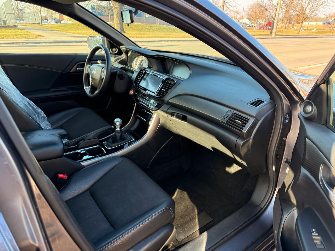 2017 Honda Accord 4dr I4 Man Sport Photo