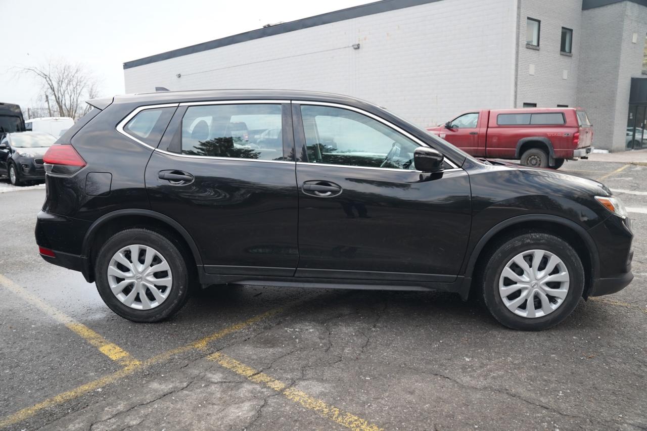 2017 Nissan Rogue SV 2WD Photo3