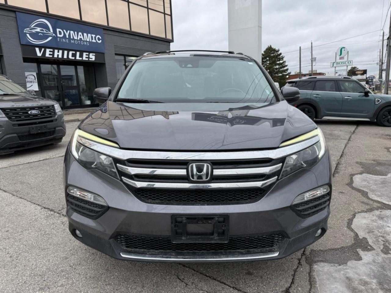 2016 Honda Pilot TOURING/ FULLY LOADED/ 7 PASSENGER/ SUNROOF/ NAVI - Photo #2