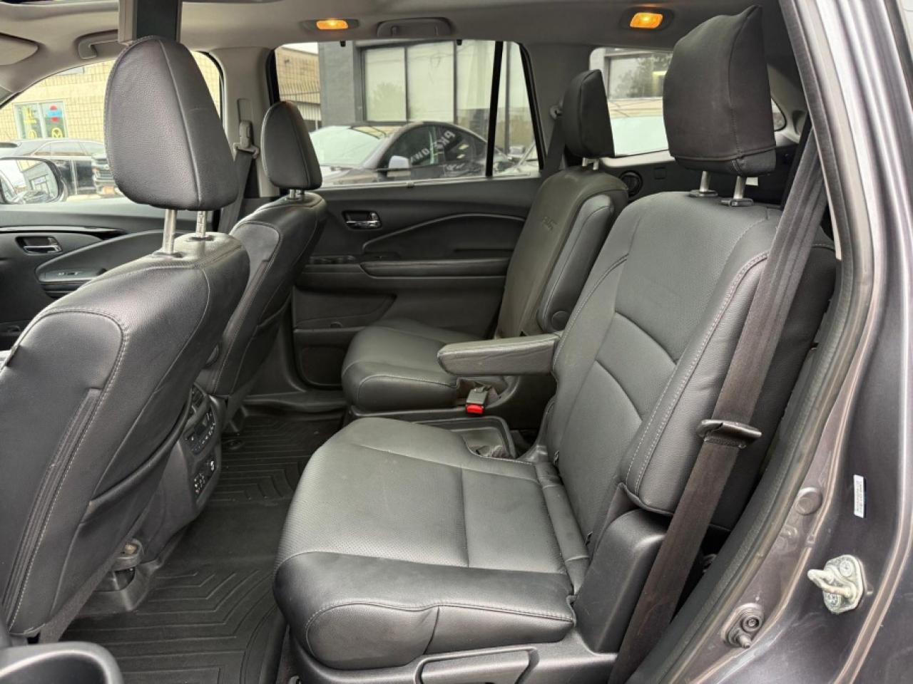 2016 Honda Pilot TOURING/ FULLY LOADED/ 7 PASSENGER/ SUNROOF/ NAVI - Photo #18