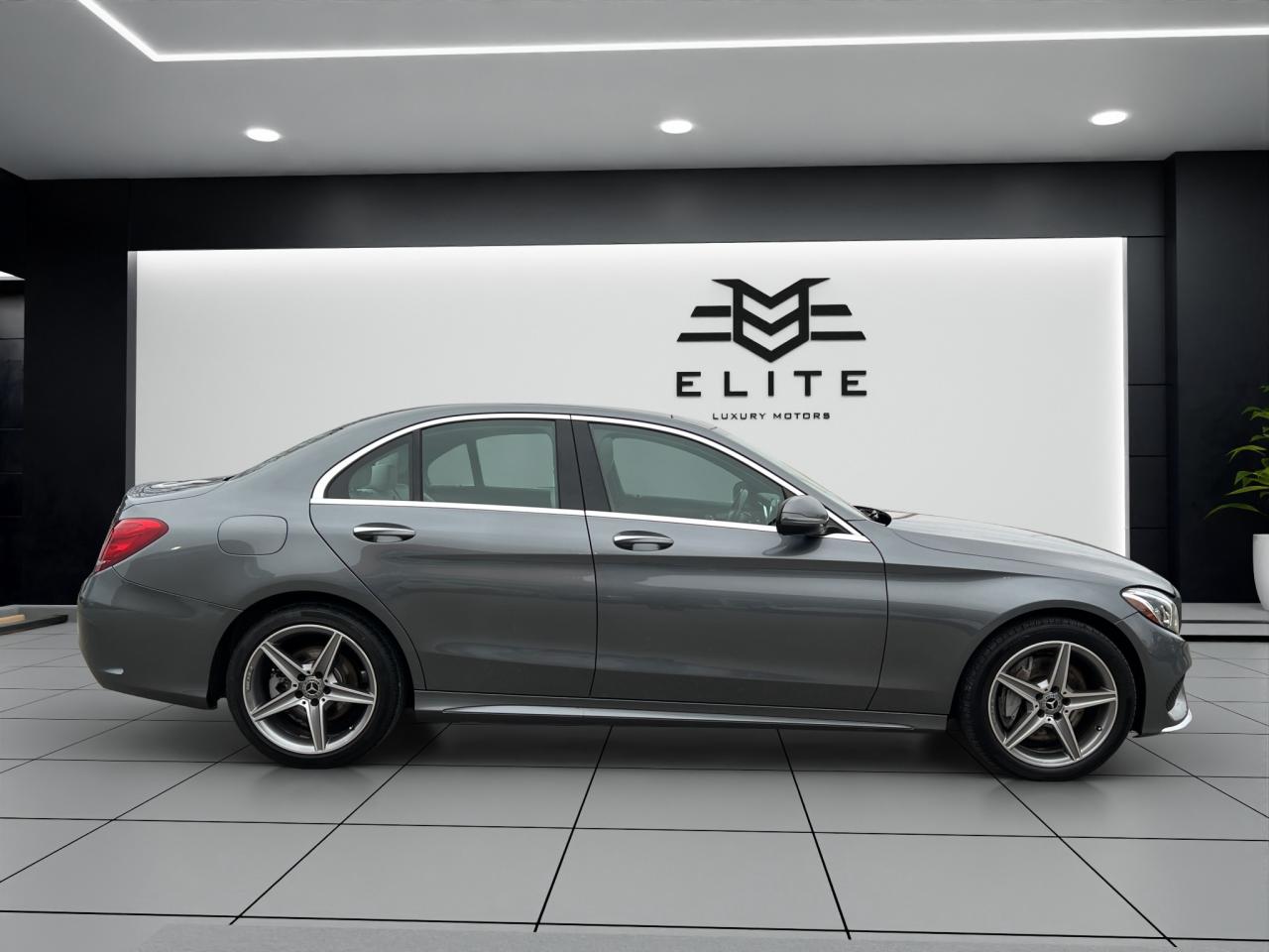 2018 Mercedes-Benz C-Class C300 4MATIC - AMG PKG - SUNROOF - LEATHER !! Photo