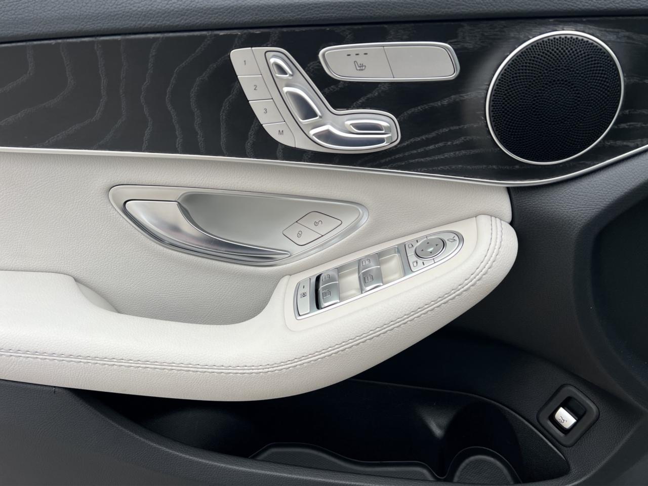 2018 Mercedes-Benz C-Class C300 4MATIC - AMG PKG - SUNROOF - LEATHER !! Photo