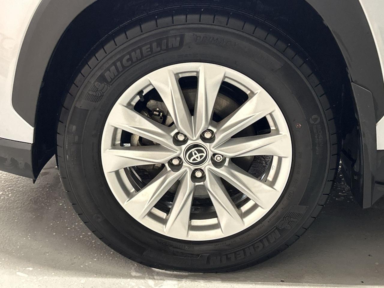 2024 Toyota Corolla Cross LW AWD | LOW KMS! | HTD SEATS | WIRELESS CARPLAY Photo4