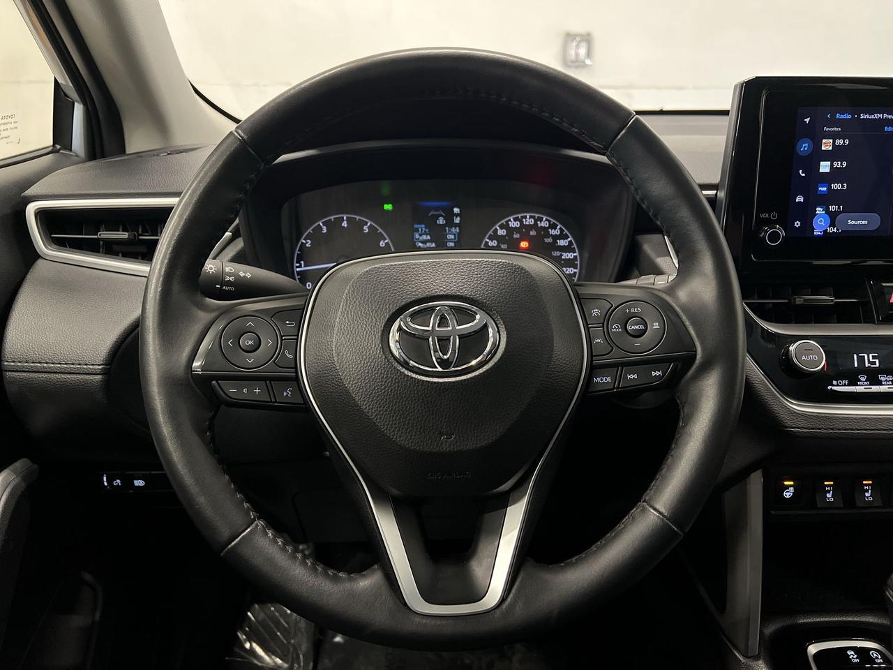2024 Toyota Corolla Cross LE AWD | LOW KMS! | HTD SEATS | WIRELESS CARPLAY Photo
