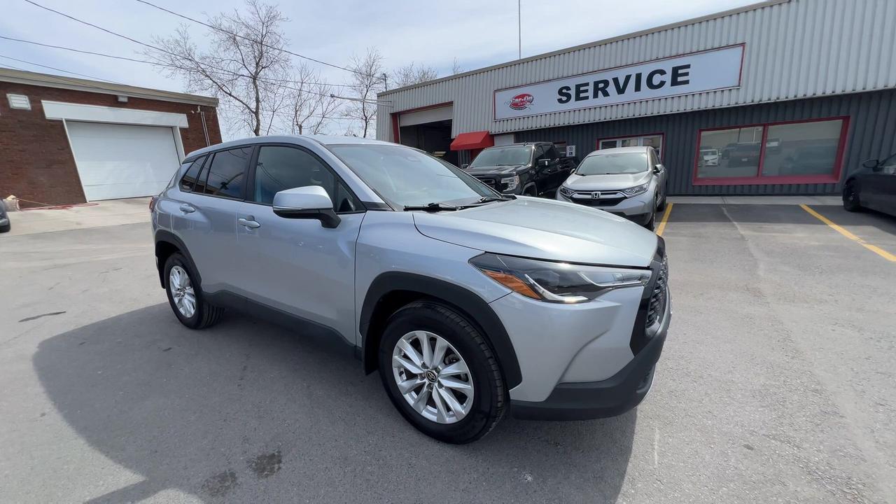 2024 Toyota Corolla Cross LE AWD | LOW KMS! | HTD SEATS | WIRELESS CARPLAY Photo