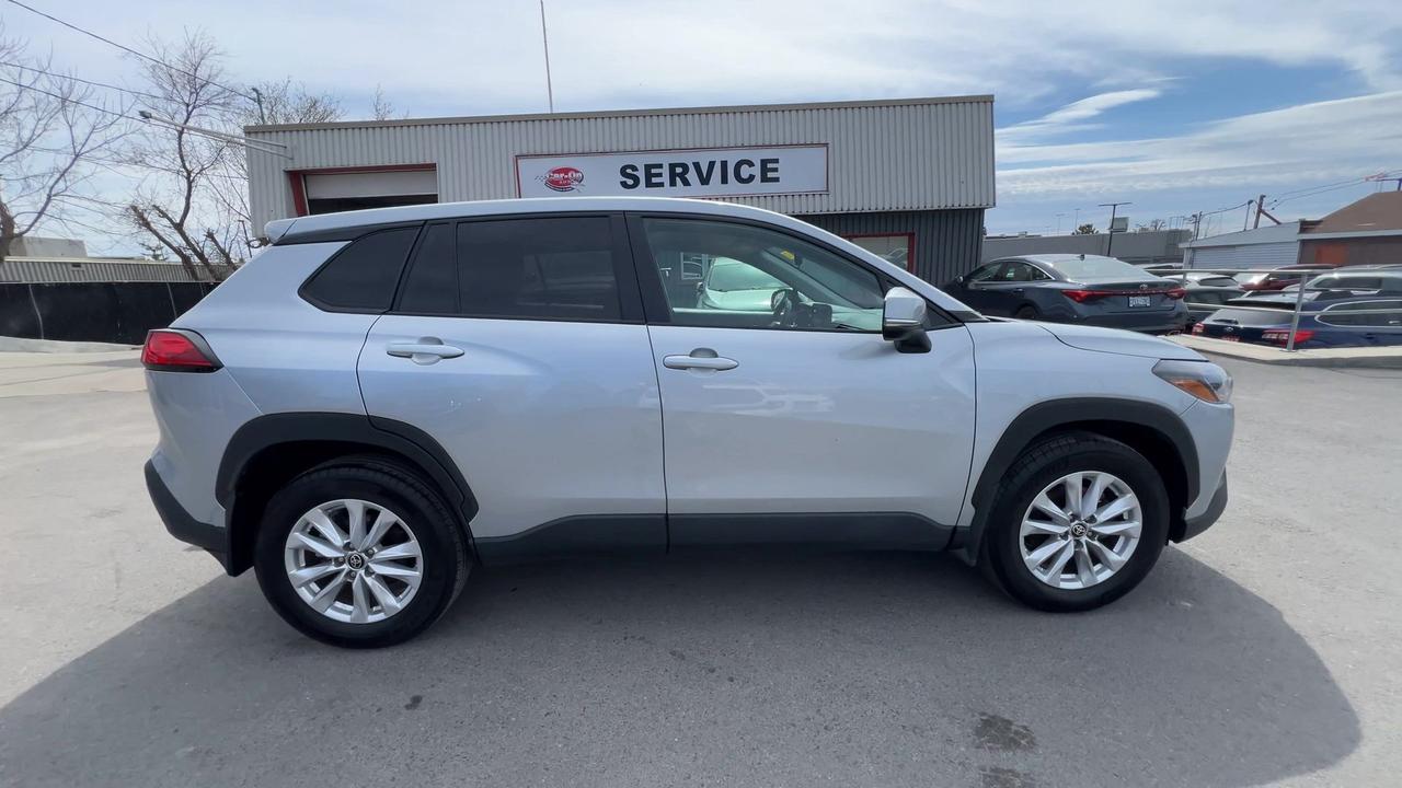 2024 Toyota Corolla Cross LE AWD | LOW KMS! | HTD SEATS | WIRELESS CARPLAY Photo