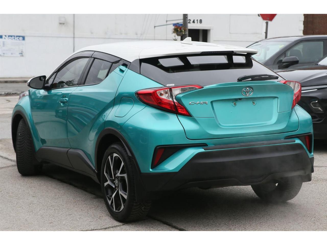 2018 Toyota C-HR XLE Premium Photo4