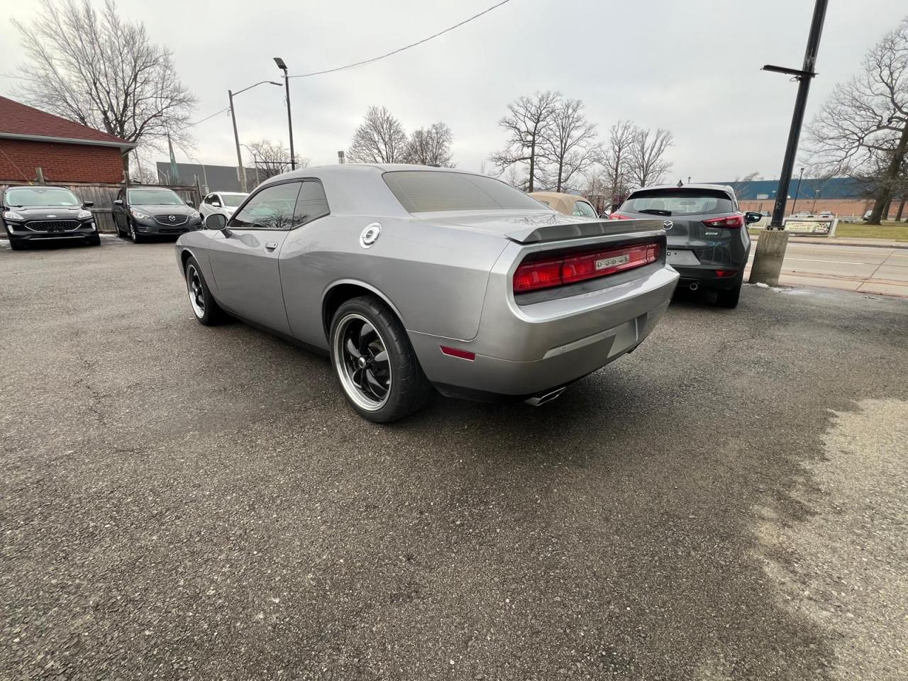 2014 Dodge Challenger SXT Plus Photo2