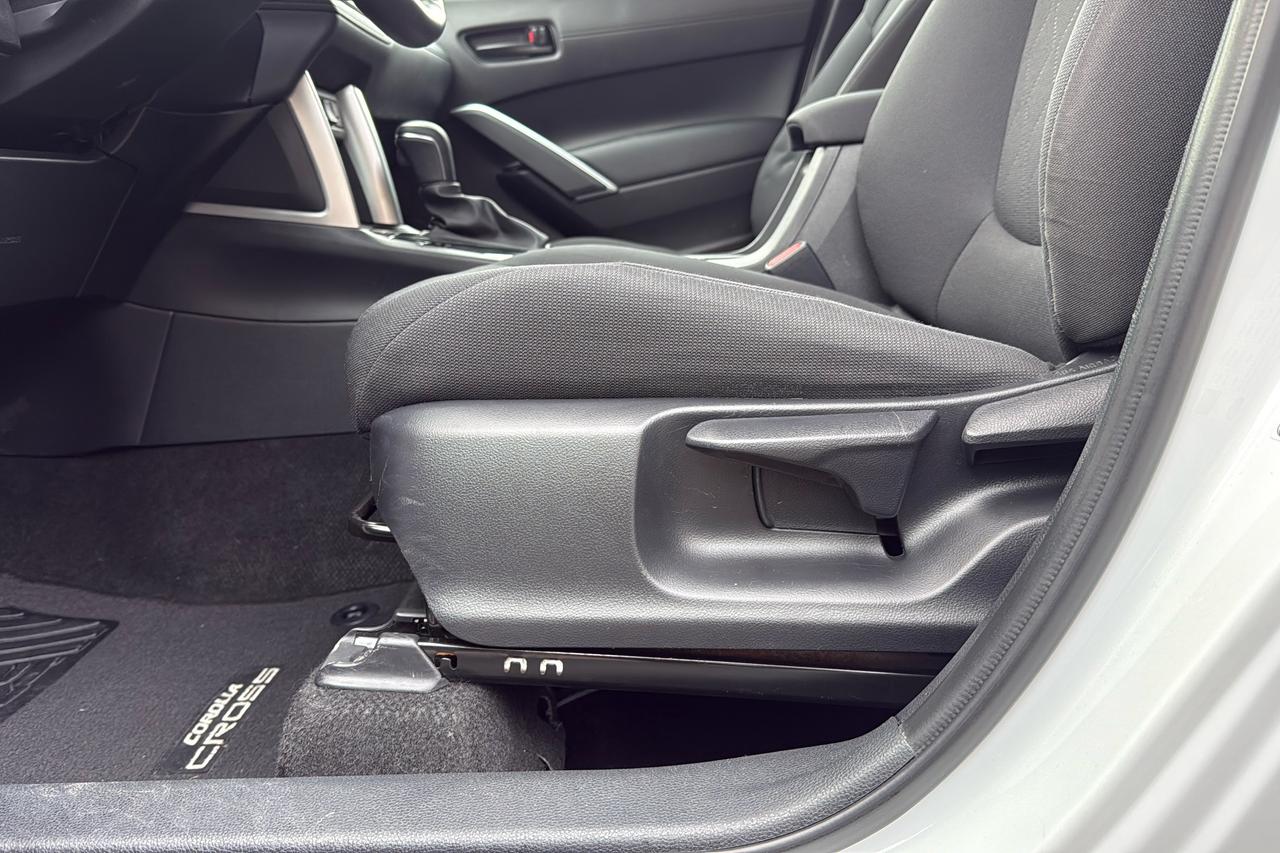 2024 Toyota Corolla Cross LE Photo