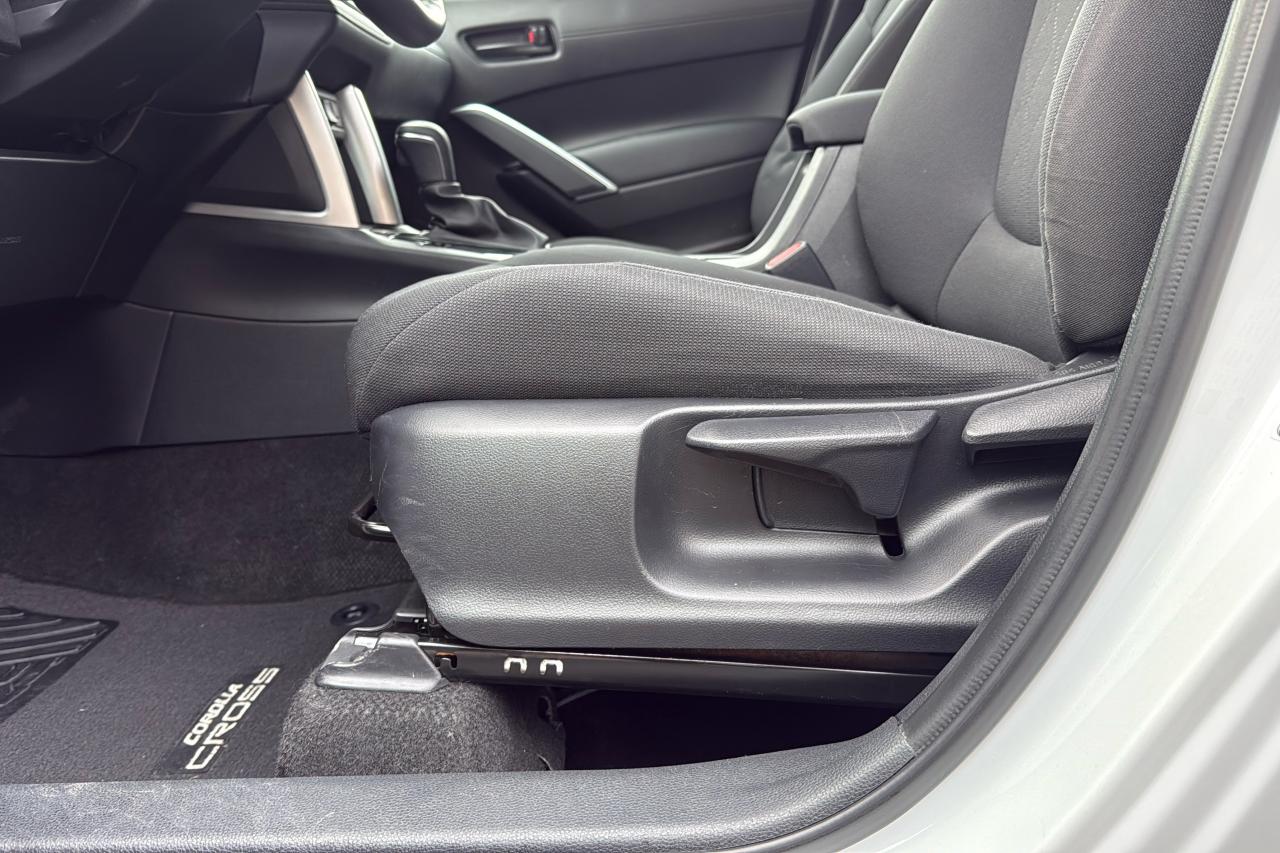 2024 Toyota Corolla Cross LE Photo