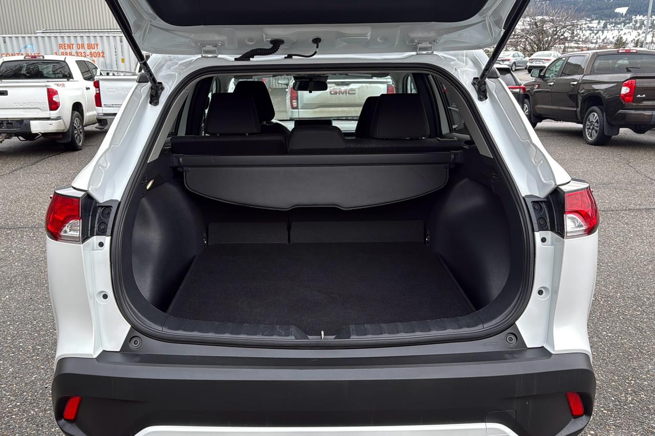 2024 Toyota Corolla Cross LE Photo