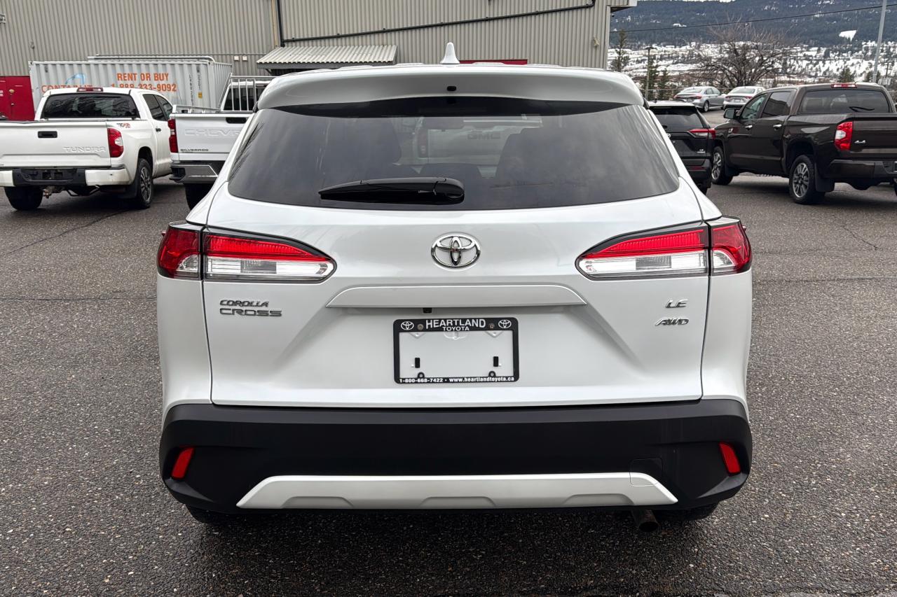 2024 Toyota Corolla Cross LE Photo