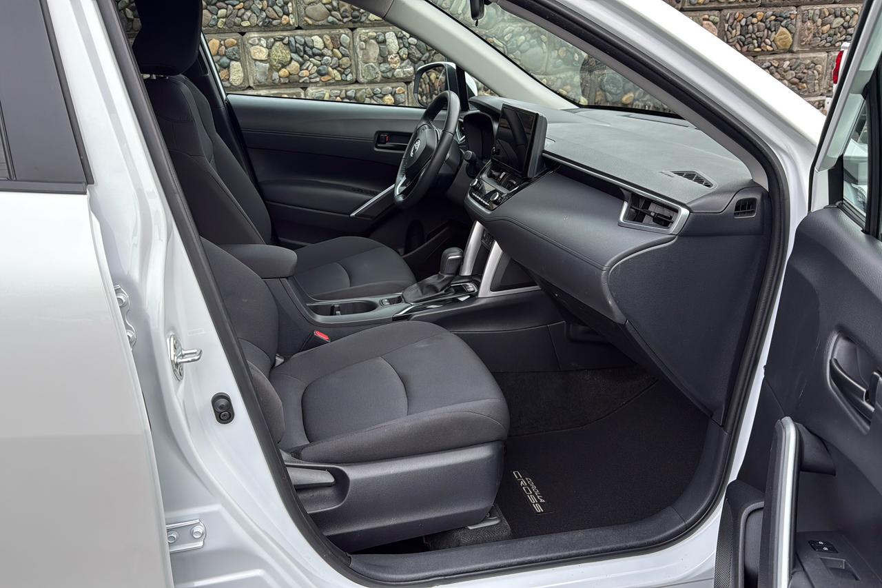 2024 Toyota Corolla Cross LE Photo