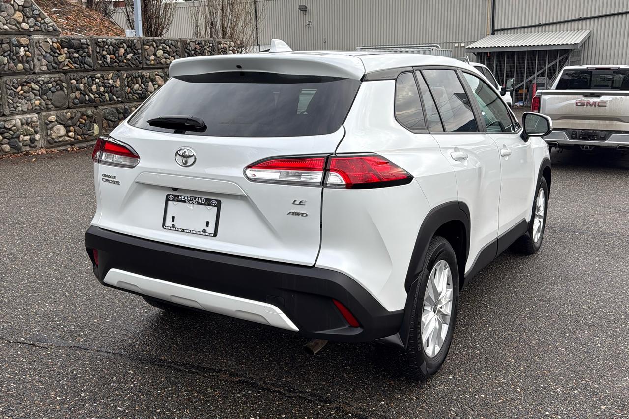 2024 Toyota Corolla Cross LE Photo