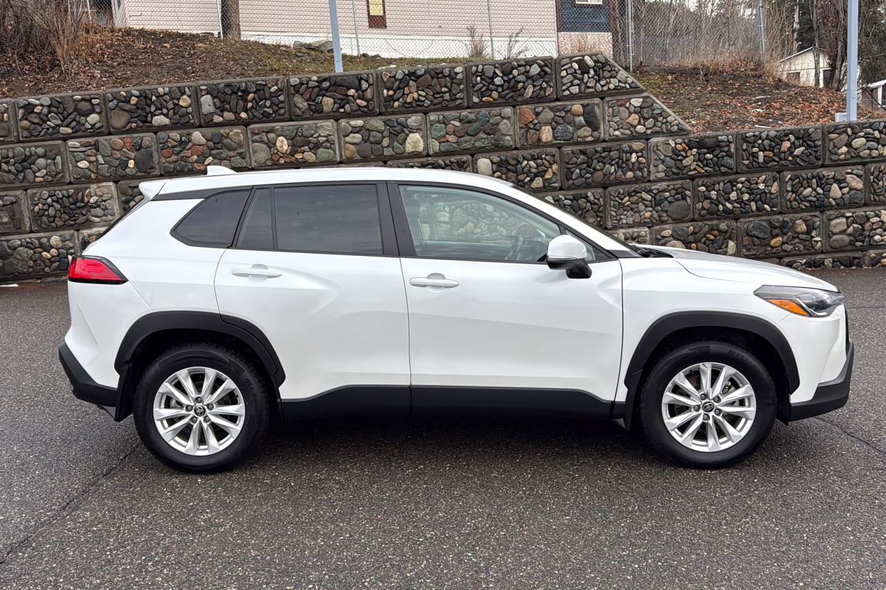 2024 Toyota Corolla Cross LE Photo