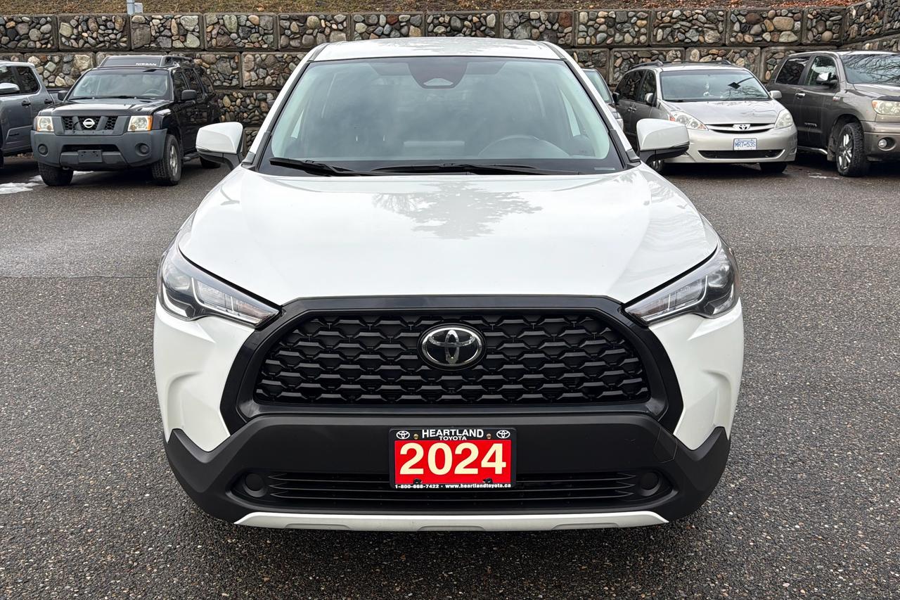 2024 Toyota Corolla Cross LE Photo