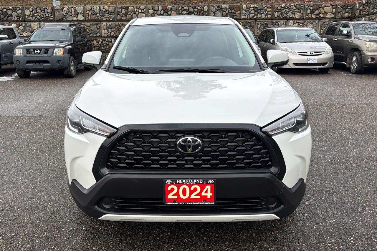 2024 Toyota Corolla Cross LE Photo1
